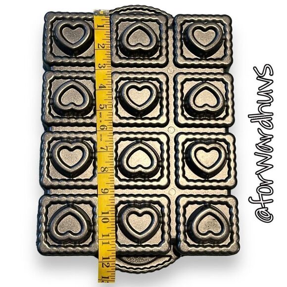 Wilton 12 Hearts Cake Pan - Non-Stick CAST ALUMINUM - Rectangle 12 x 9 1/2 x 2 - Picture 3 of 8